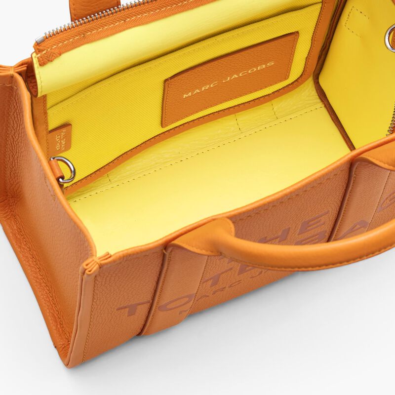 MARC JACOBS The Leather Small Tote Bag image number 26