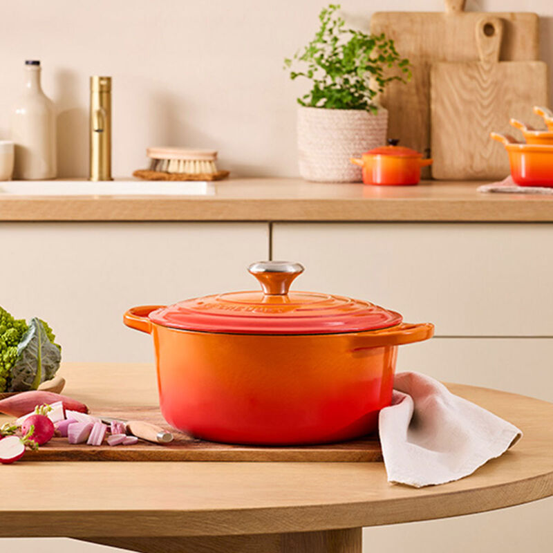 Le Creuset Signature Cast Iron Round Casserole 24cm image number 45