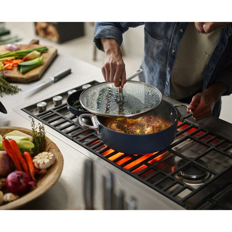 Joseph Joseph Space 28cm Non-Stick Shallow Casserole & Lid image number 3