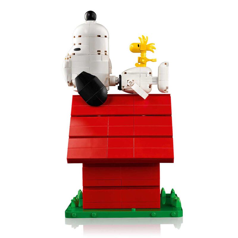 LEGO Ideas Peanuts: Snoopy's Doghouse image number 1