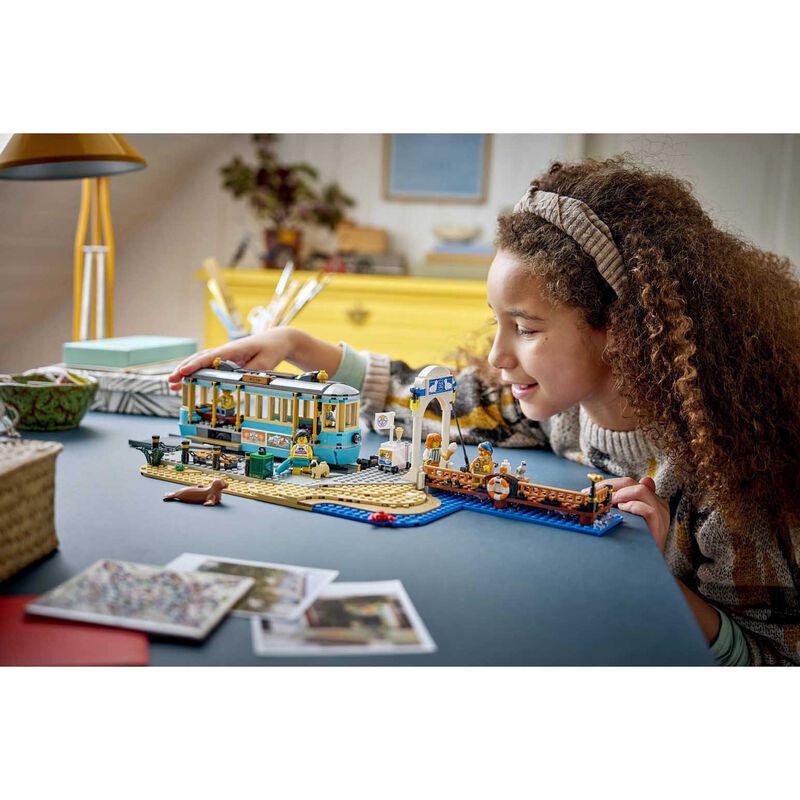LEGO City Classic Beach Streetcar image number 3