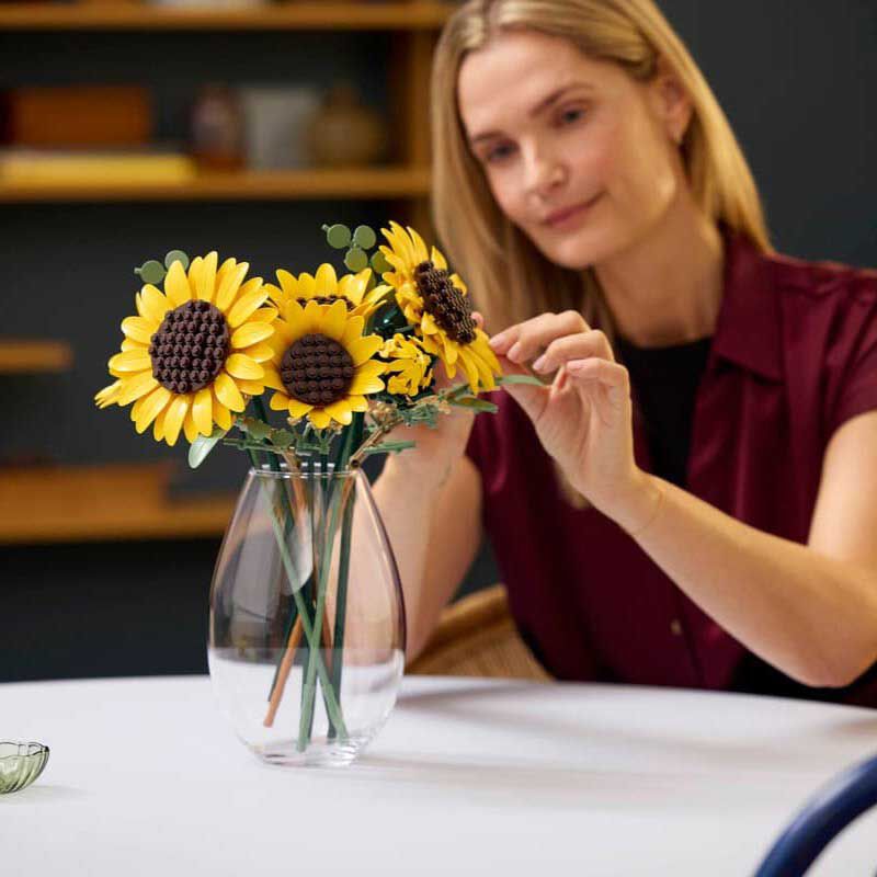 LEGO Botanical Collection: Sunflower Bouquet image number 3