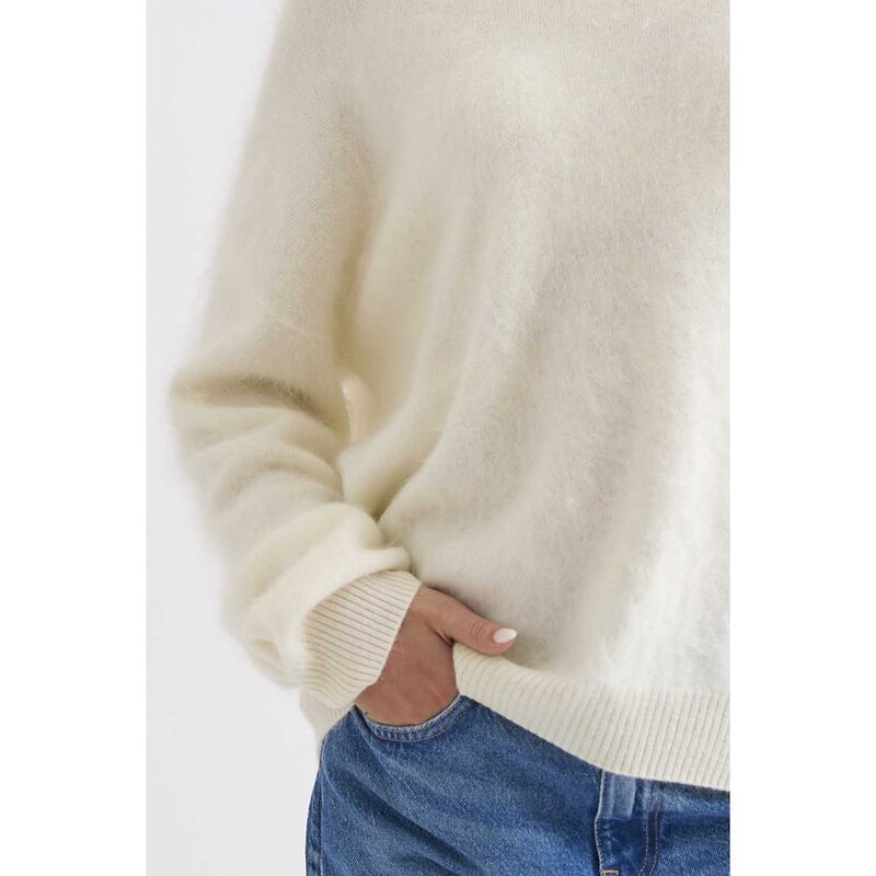 Mia Fratino Edith Crew image number 2